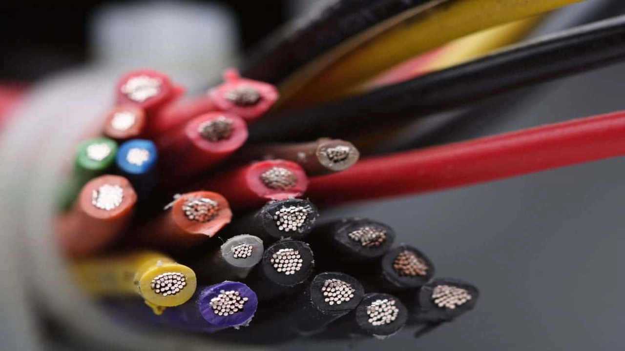 صورة أنواع الأسلاك الكهربائية واستخداماتها