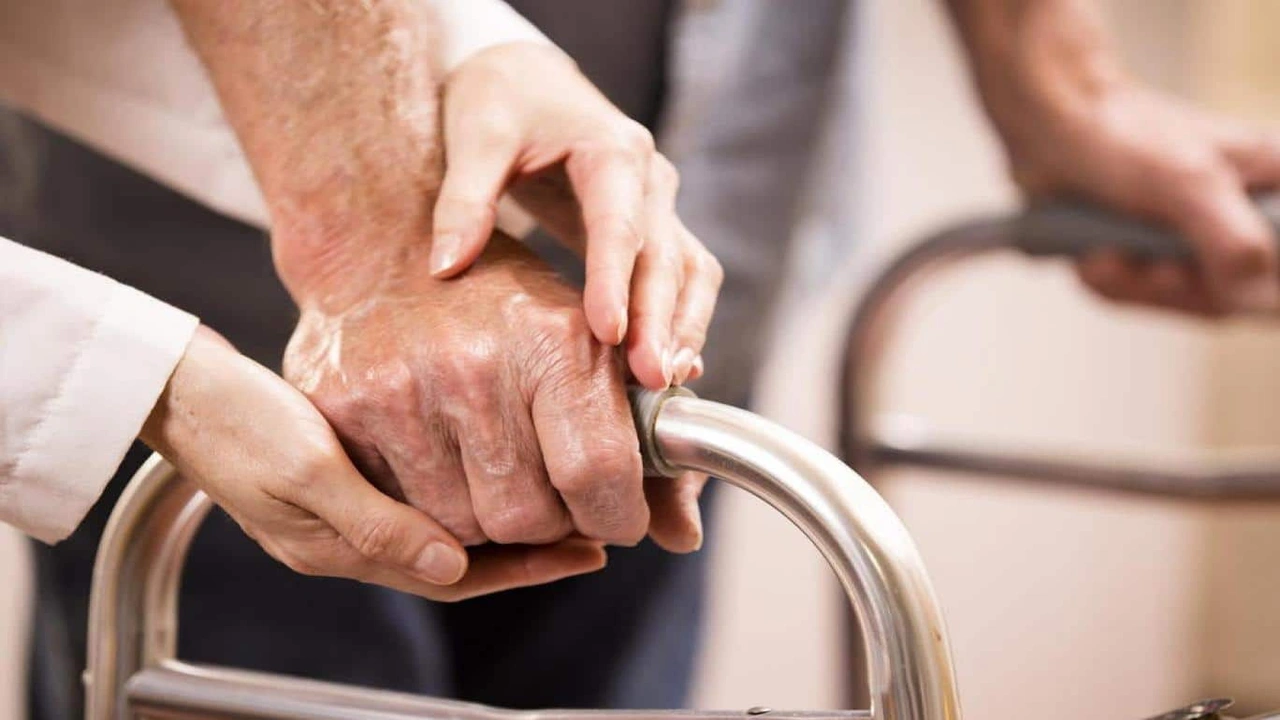 صورة مطويات عن كبار السن