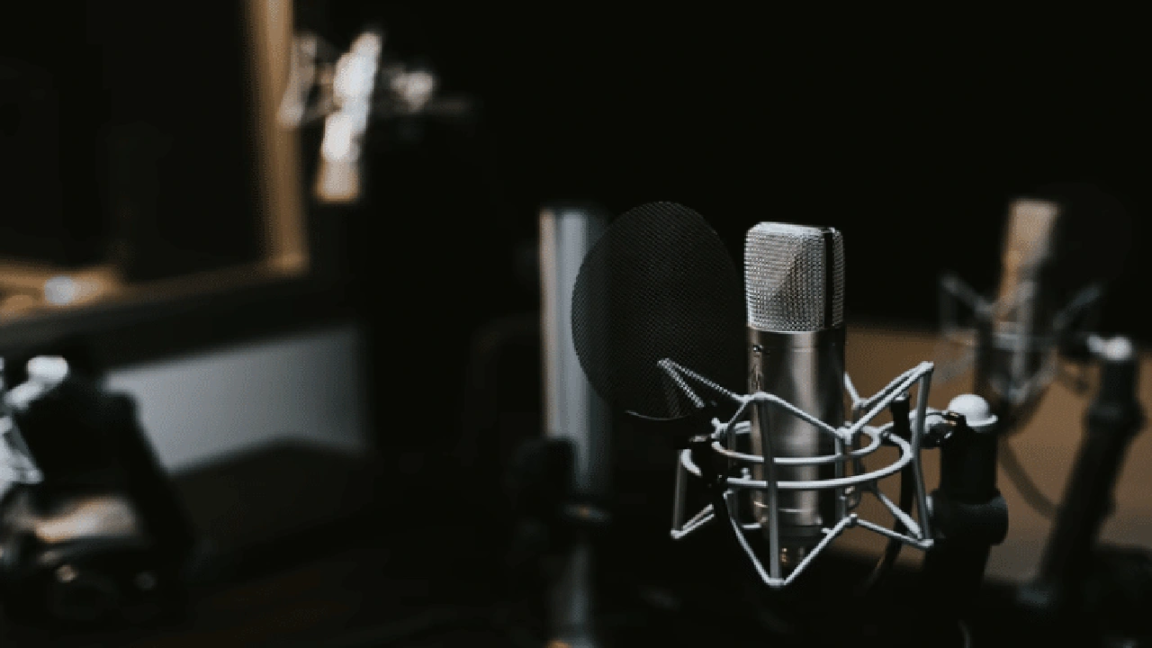 صورة Your comprehensive guide to launching a successful and lucrative podcast 