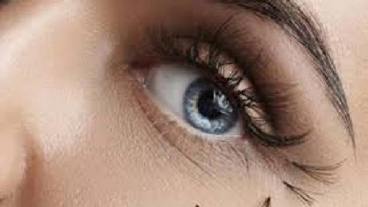 صورة أسباب تساقط الرموش بكثرة