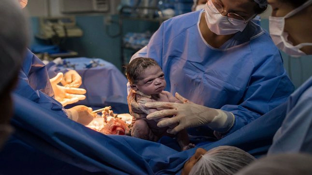 صورة أعراض عدم تنظيف الرحم بعد الولادة