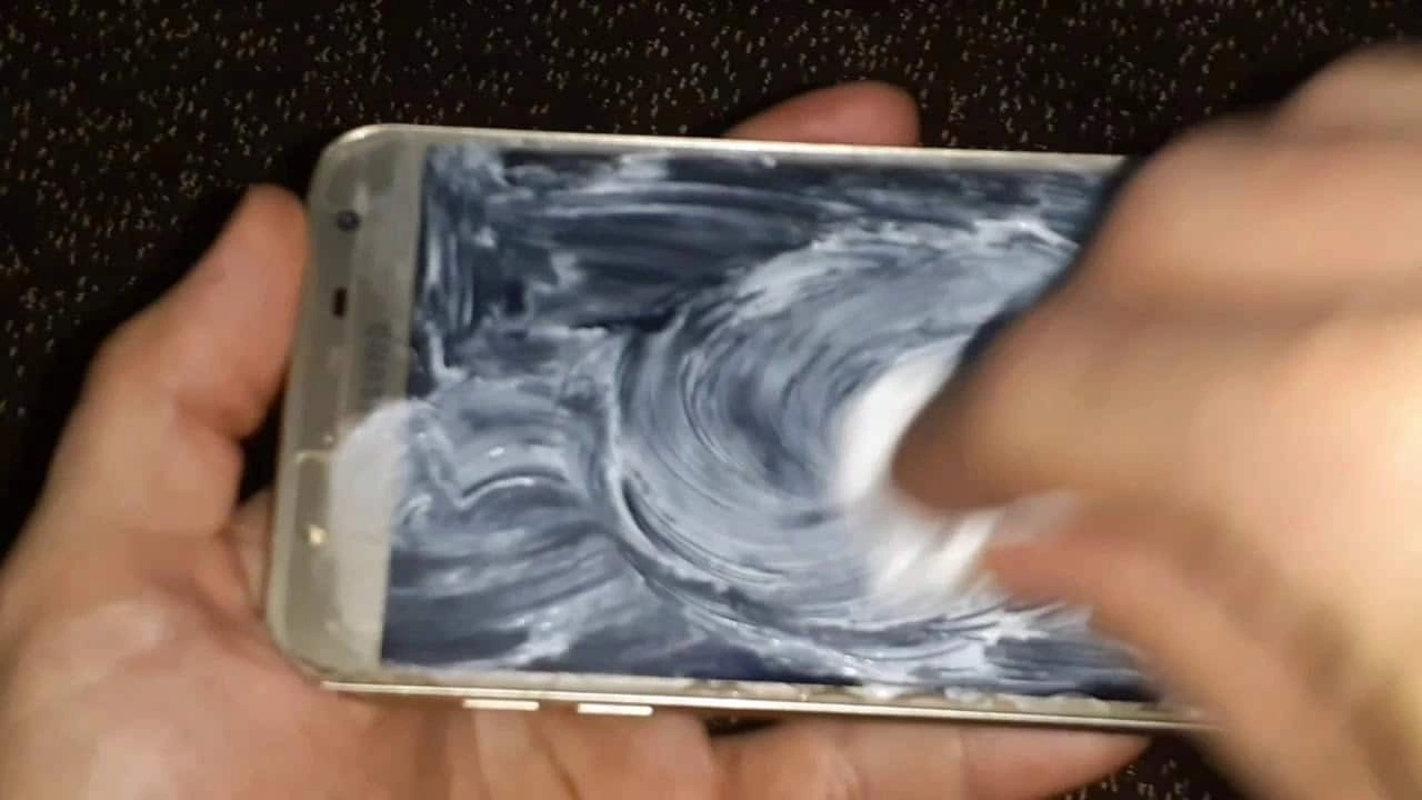 صورة إزالة خدوش الشاشة مع معجون الأسنان