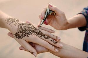 إزالة لون الحناء من الأظافر