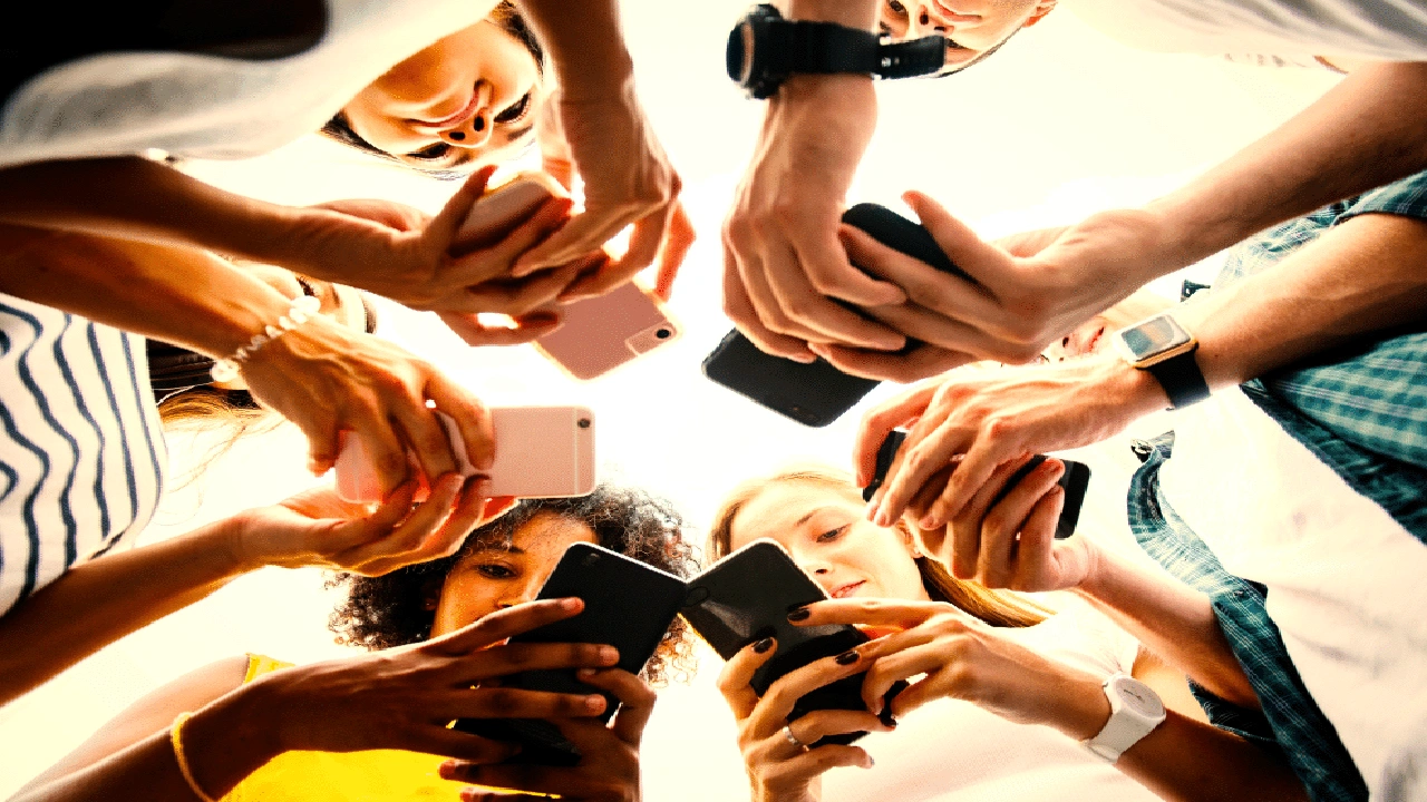 صورة إيجابيات وسلبيات وسائل الاتصال الحديثة