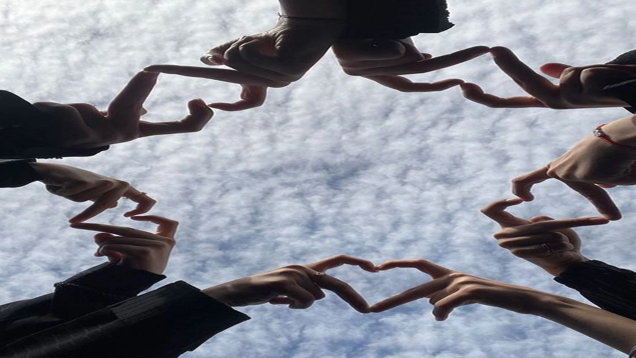 صورة اجمل الصور اصدقاء العمر شباب وبنات