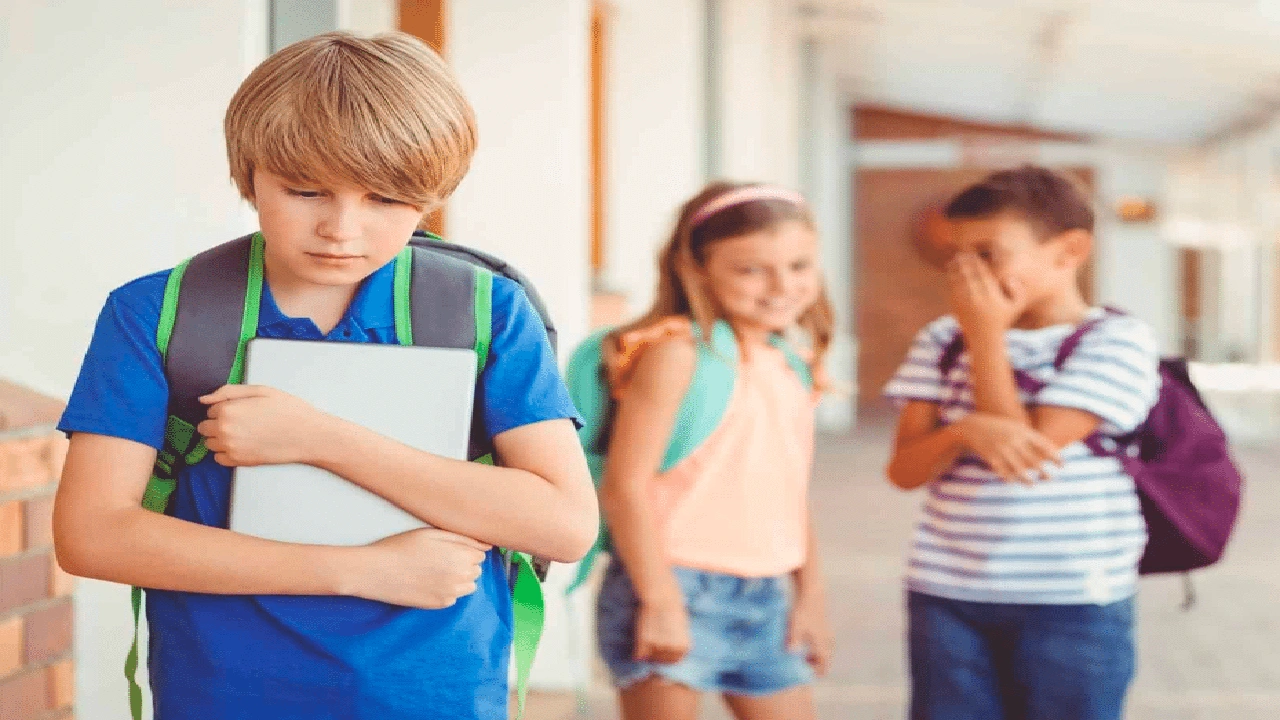 صورة اذاعة مدرسية باللغة الانجليزية عن التنمر