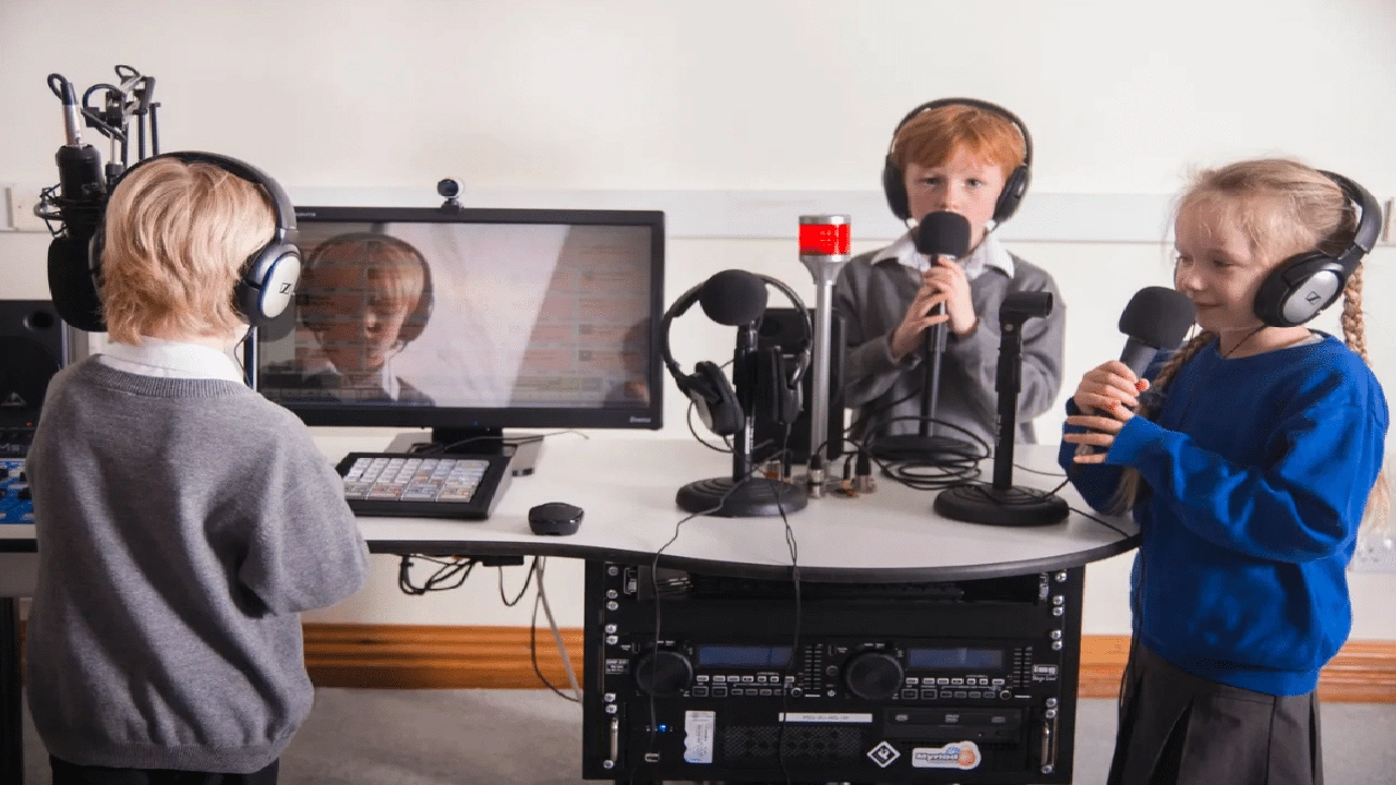 صورة اذاعة مدرسية جاهزة قصيرة