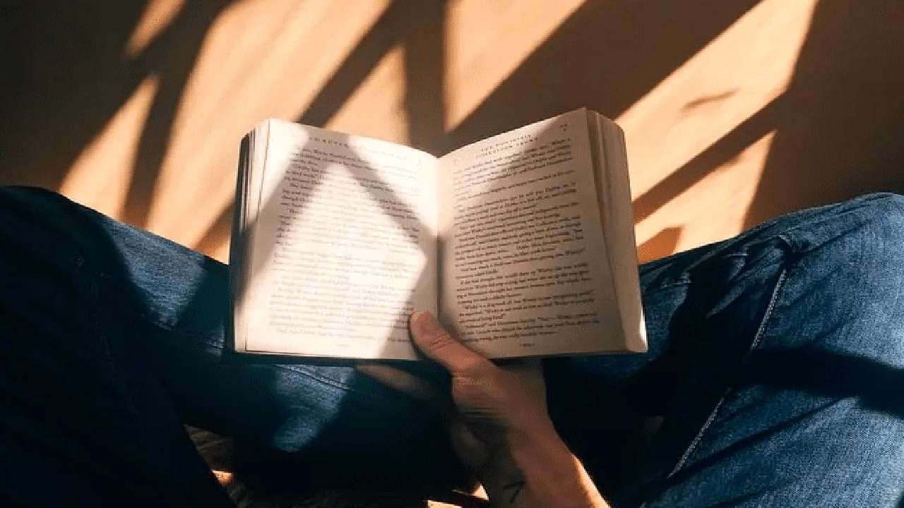 صورة ايجابيات وسلبيات القراءة