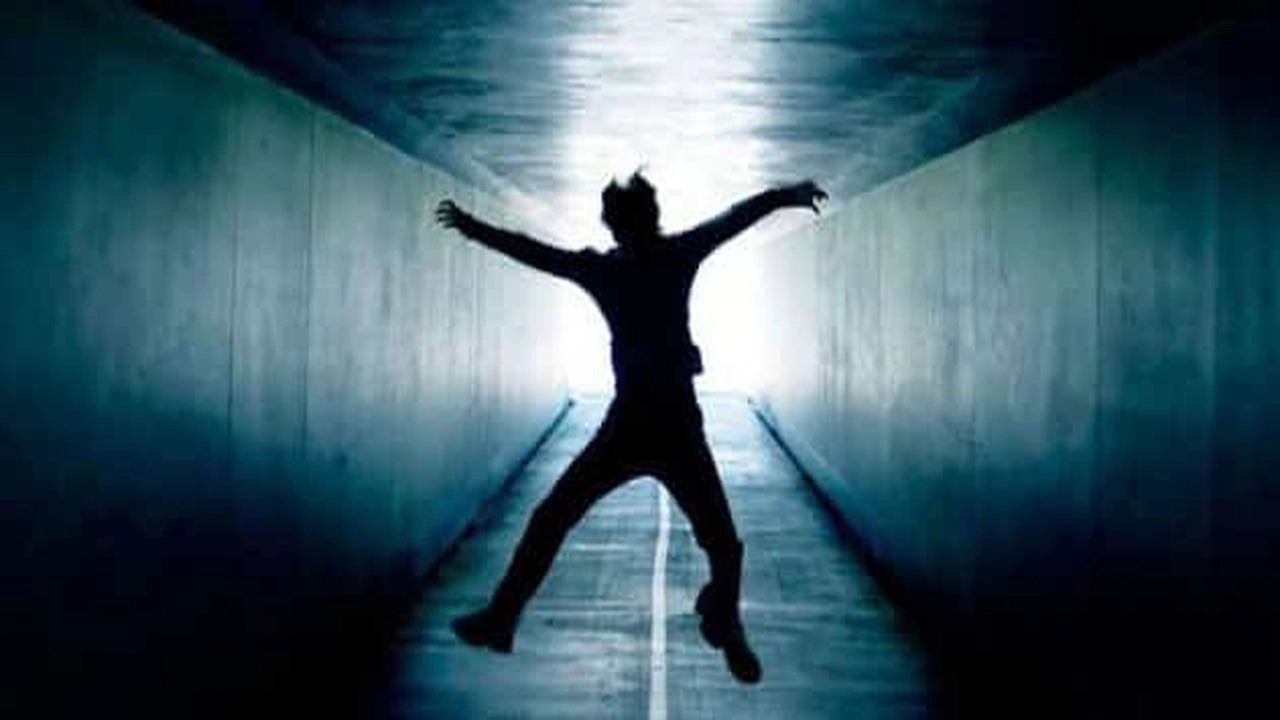 صورة تفسير حلم السقوط من مكان مرتفع