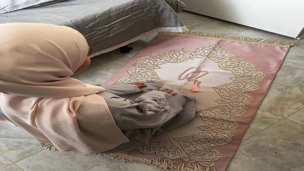 صورة تفسير حلم الصلاة للعزباء