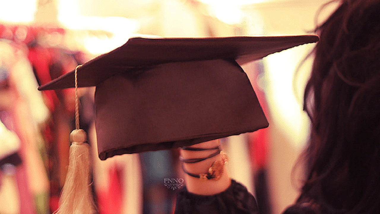 صورة تهنئة تخرج لصديقتي