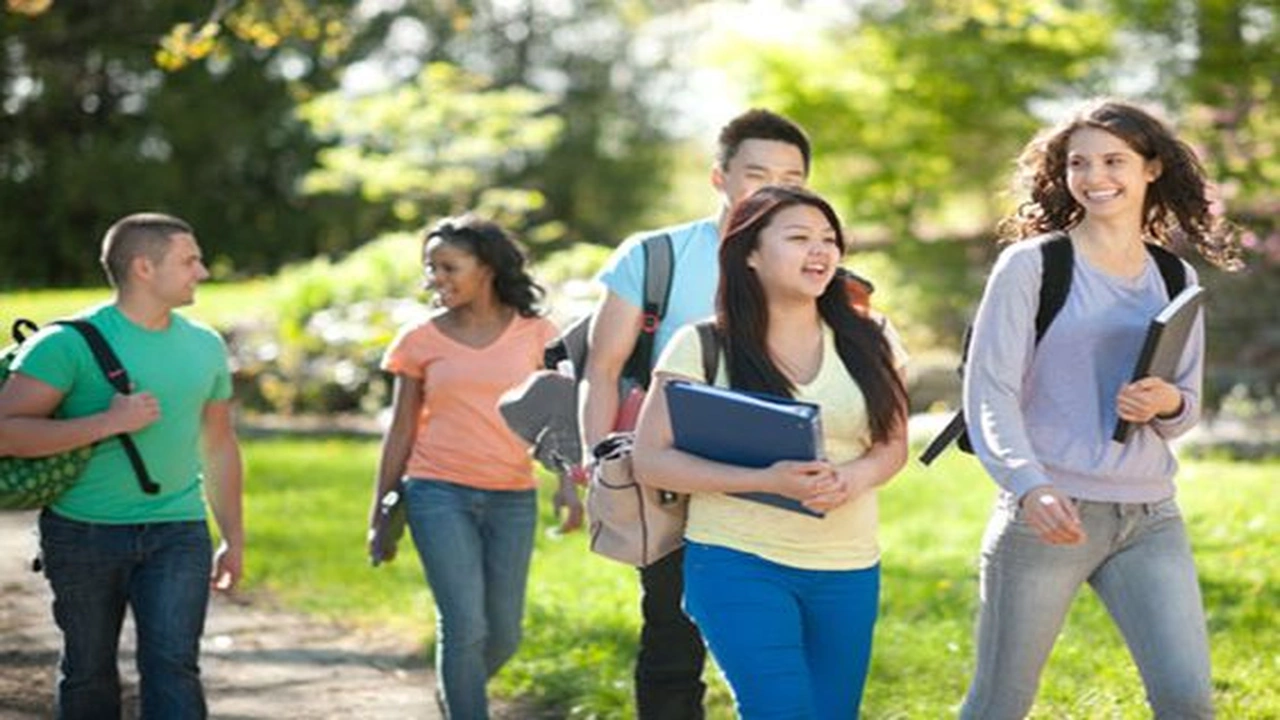 صورة حوار بين شخصين عن البيئة بالانجليزي