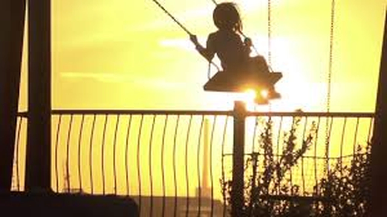 صورة رمزيات بنات على الارجوحة