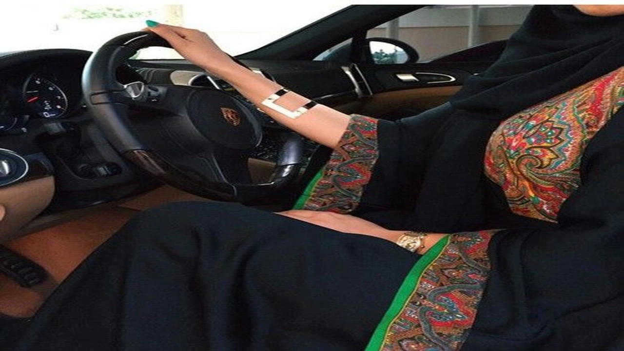 صورة رمزيات بنات محجبات مع سيارات