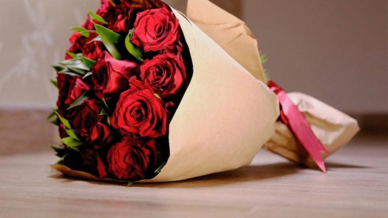 صورة عبارات تكتب على باقات الورد