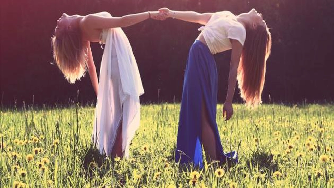 صورة عبارات للصديقات قصيرة