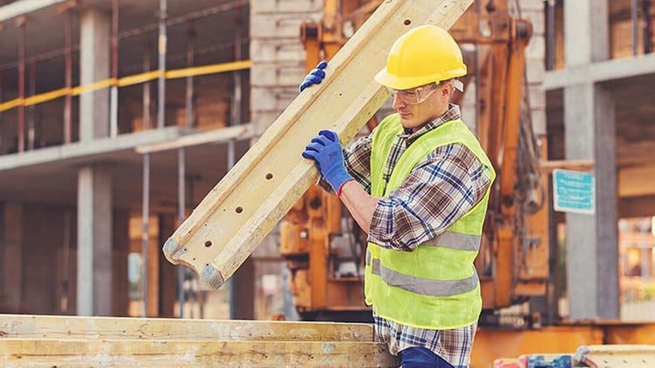 صورة كم راتب عامل البناء في السعودية