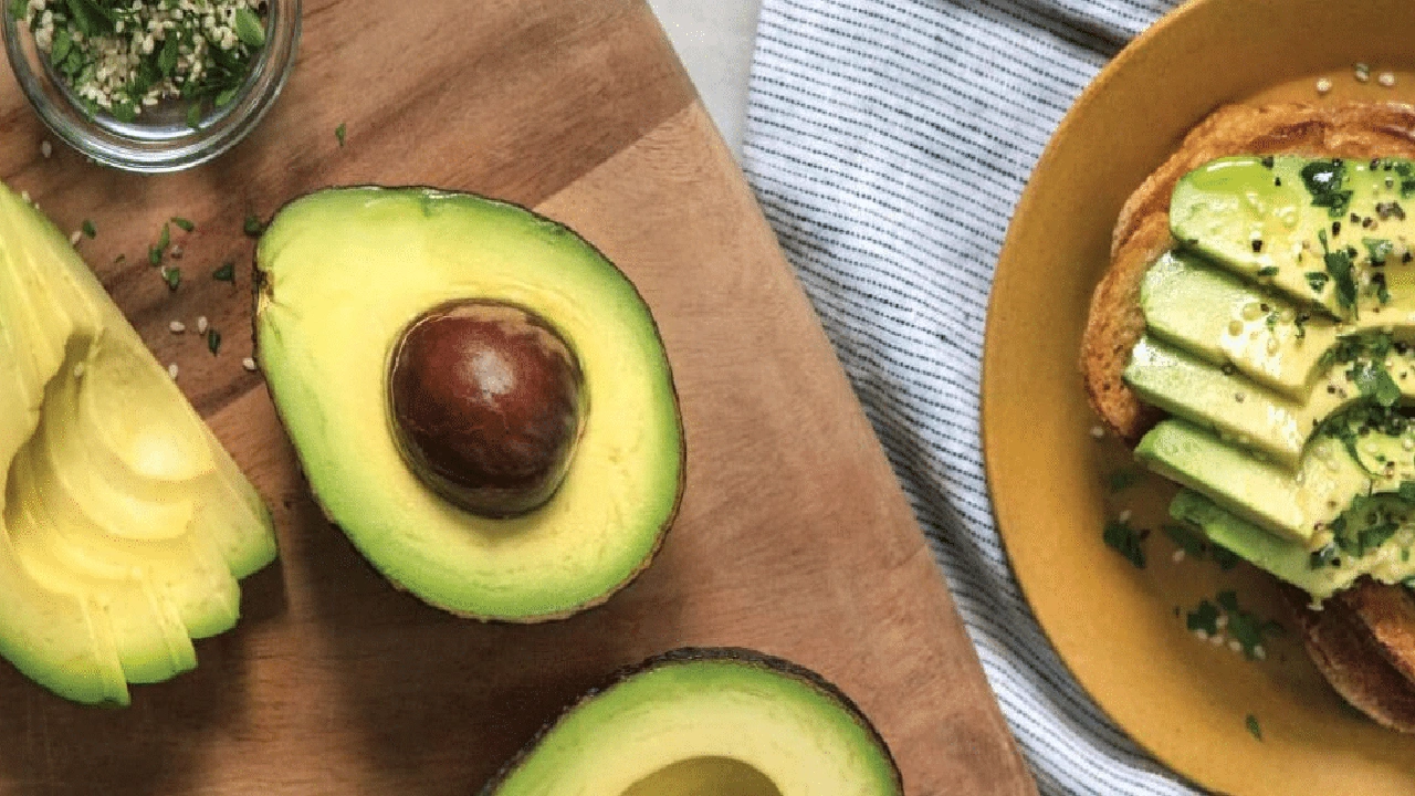 صورة كم سعرة حرارية في الأفوكادو للحبة الواحدة وفي كوب العصير 