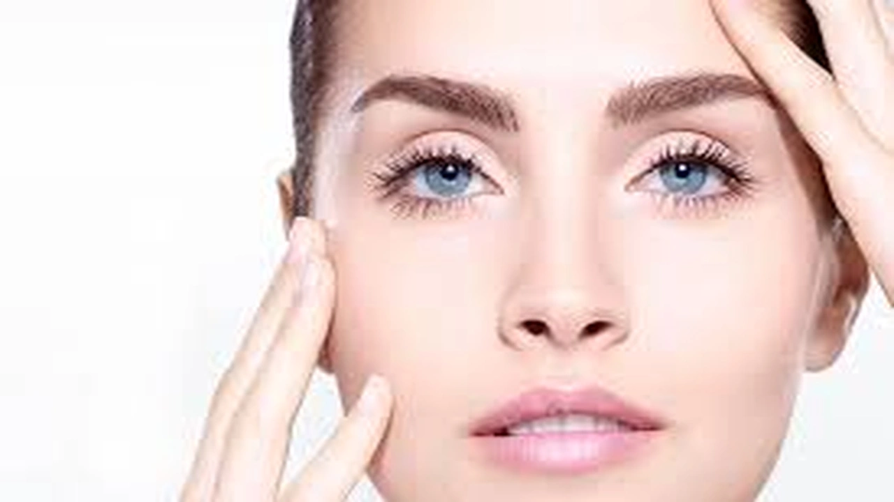 صورة كيف ابدو جميلة بدون مكياج : 10 نصائح للحصول على بشرة جميلة 