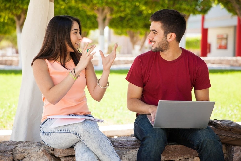 كيف تتعرف على الفتاة التي تُعجبك وتجذبها إليك؟ 