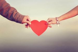 كيف تتعرف على الفتاة التي تُعجبك وتجذبها إليك؟ 