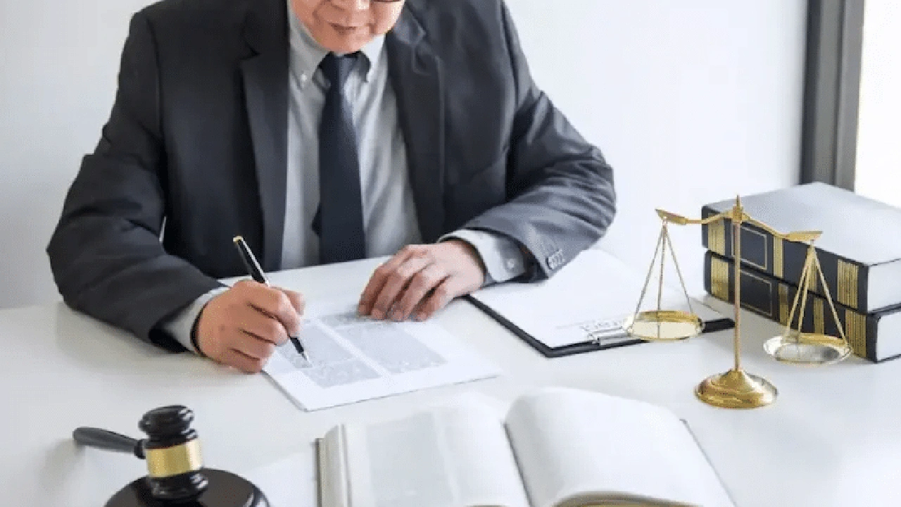 صورة كيف تصبح مستشار قانوني في السعودية