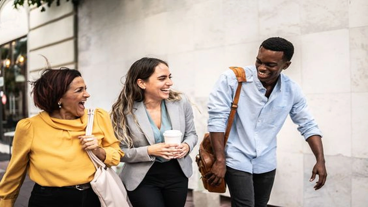 صورة محادثة بين شخصين بالانجليزي عن الطعام