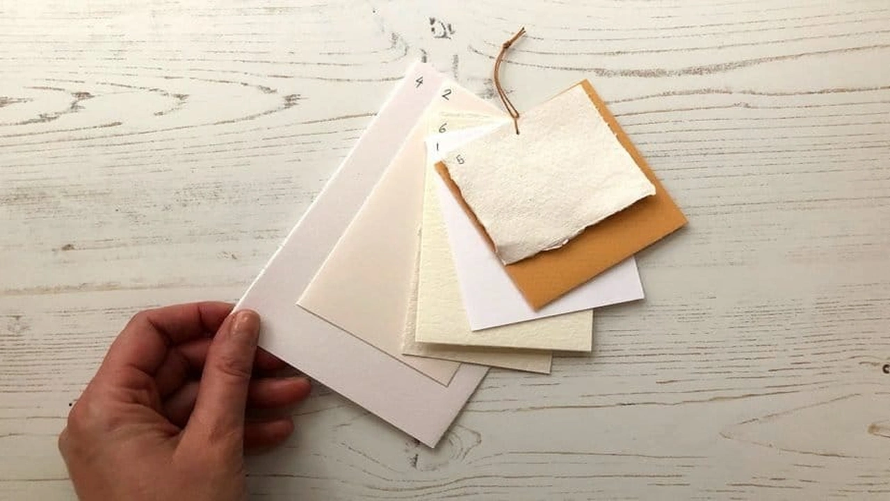 صورة مطويات مميزة بالورق