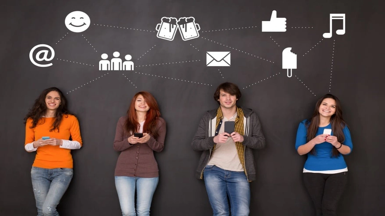 صورة مطوية عن وسائل التواصل الاجتماعي