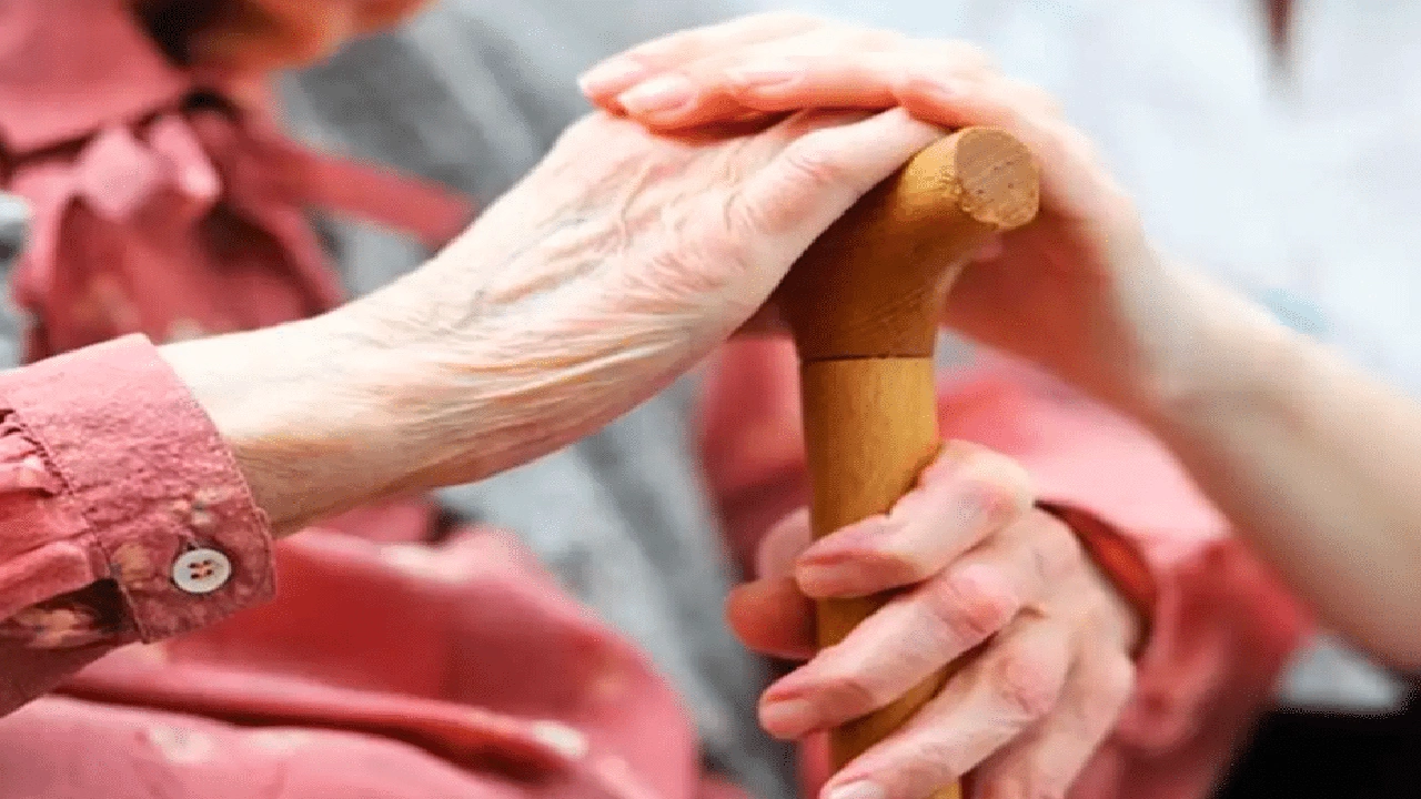 صورة مقدمة إذاعة مدرسية كاملة الفقرات عن بر الْوَالِدَيْنِ