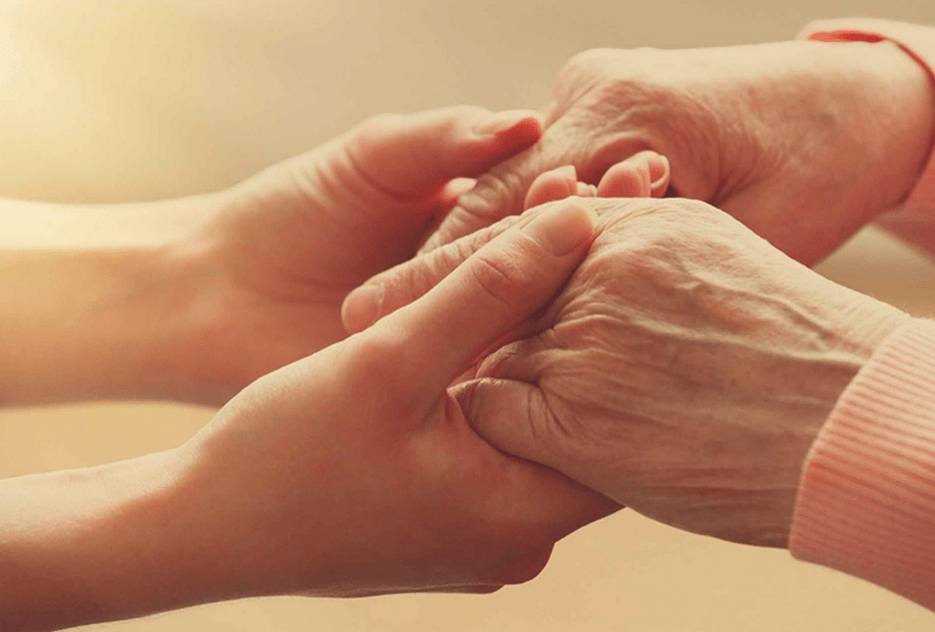 مقدمة إذاعة مدرسية كاملة الفقرات عن بر الْوَالِدَيْنِ