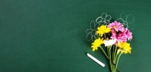 من قائل بيت الشعر قم للمعلم وفه التبجيلا