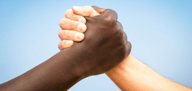 موضوع عن العنصرية بالفرنسية