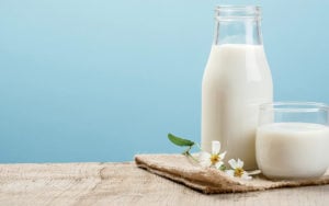 هل الحليب من الأغذية التي تزيد الوزن أم تنقصه