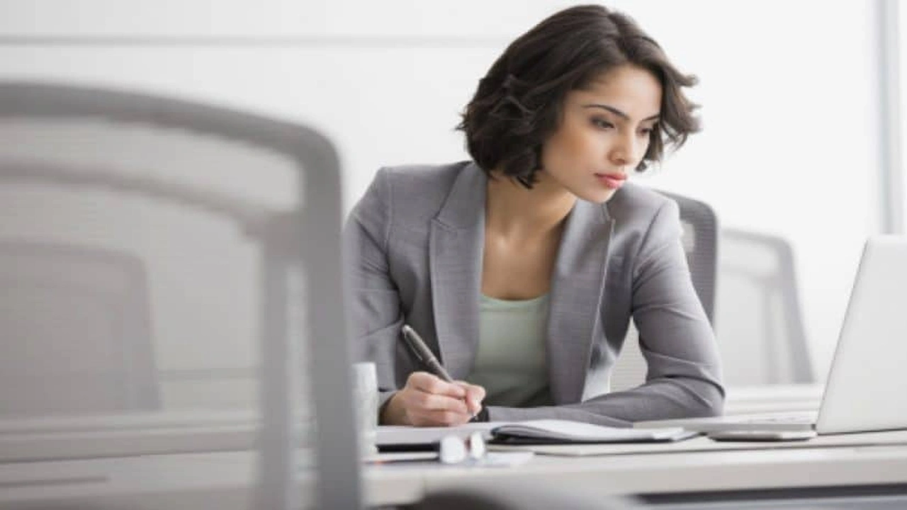 صورة وسط الأزمات العالمية.. كيف تحصل على سيرة ذاتية جيدة لتكسب الوظيفة 