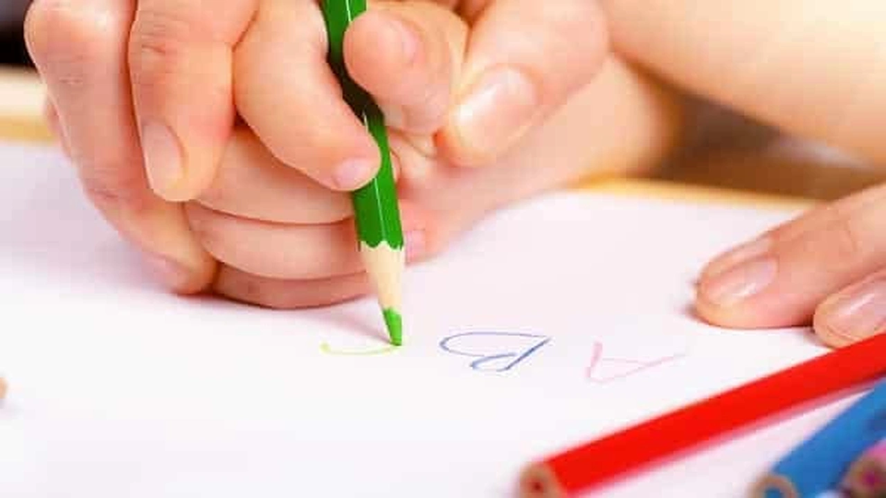 صورة أوراق عمل لتدريب الطفل على مسك القلم pdf