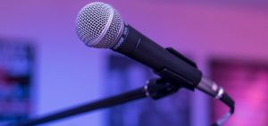 إذاعة مدرسية باللغة الانجليزية عن الابتسامة