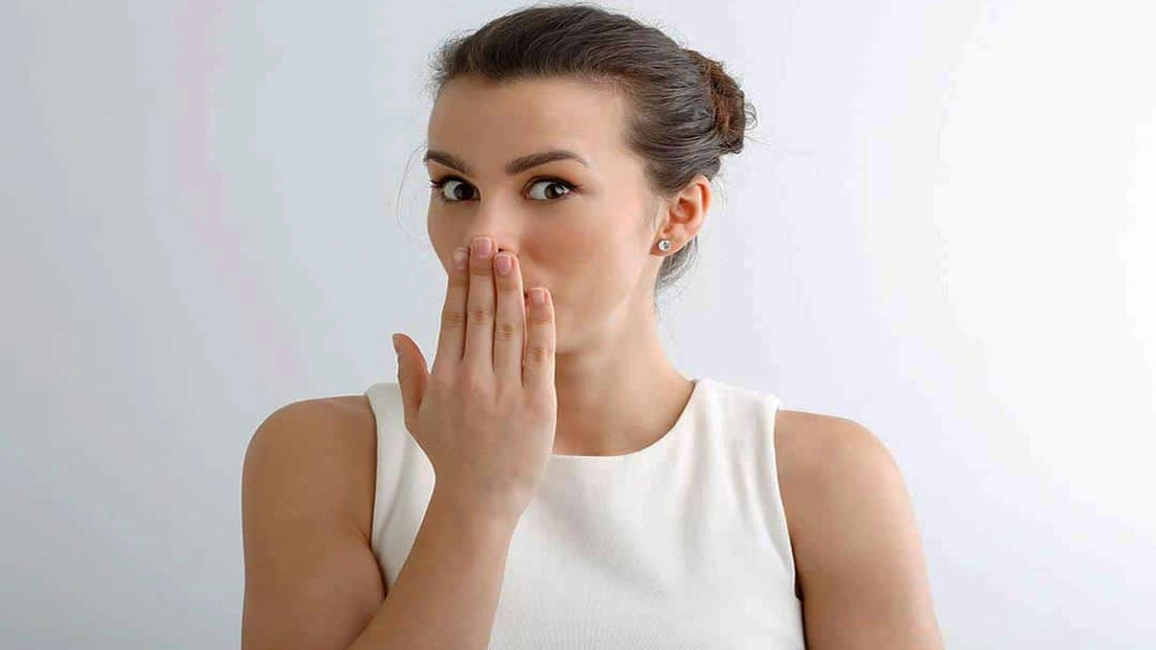 صورة إزالة رائحة الفم في الصباح