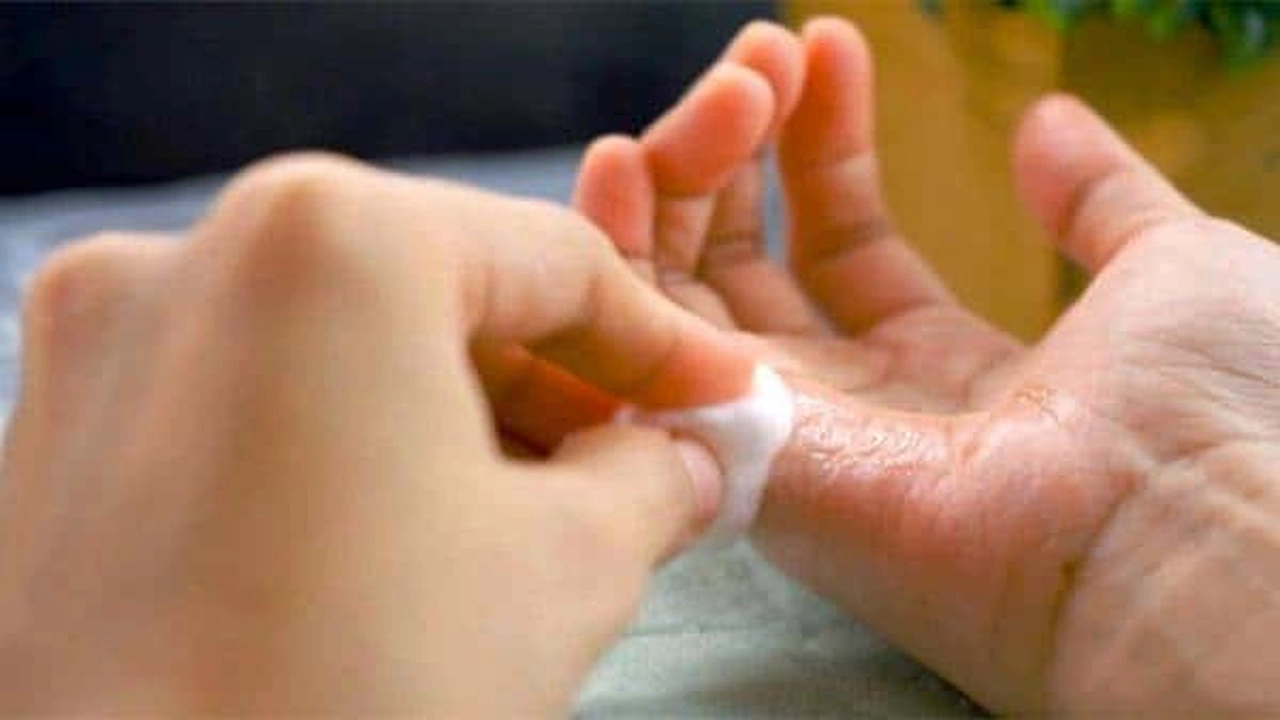 صورة ازالة غراء الزجاج من اليد