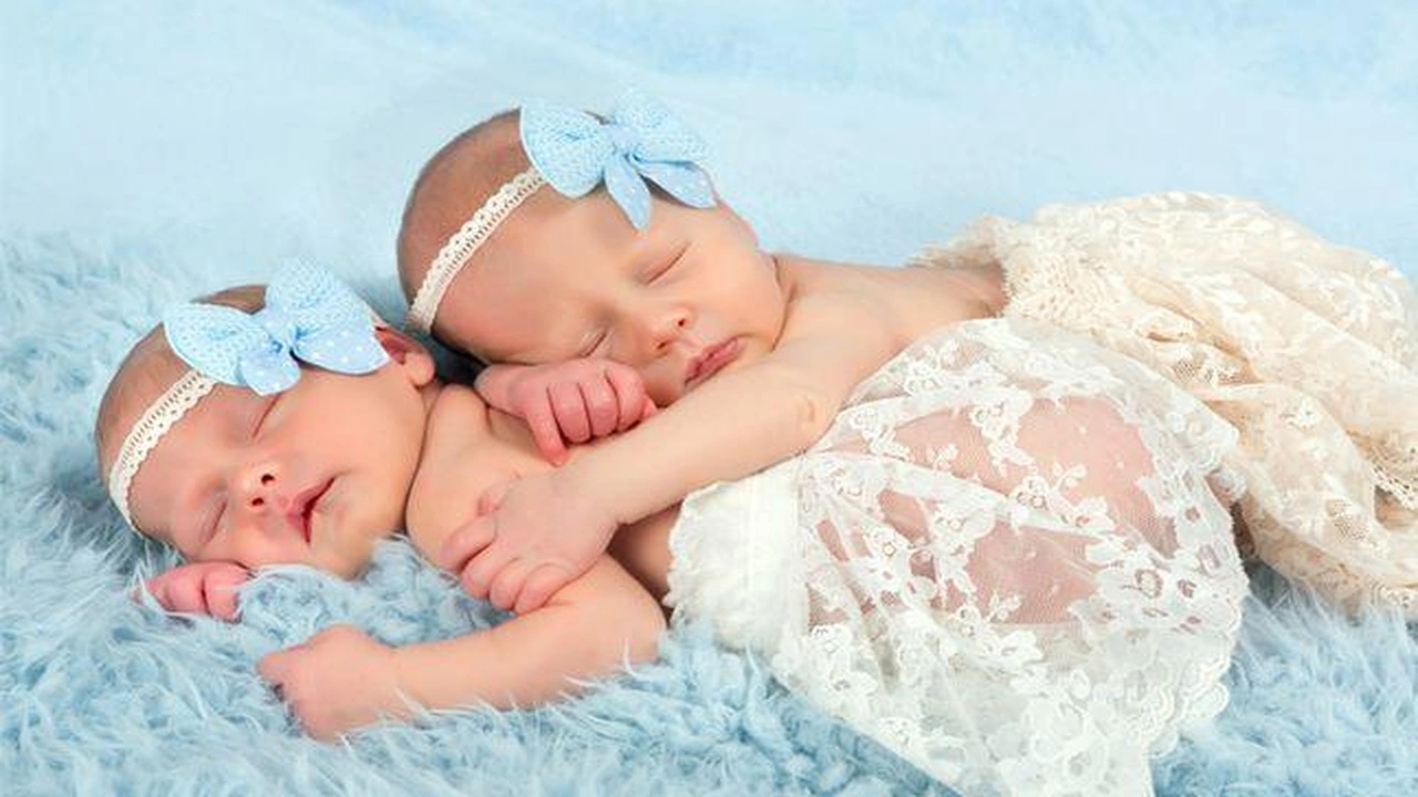 صورة اسماء بنات توأم