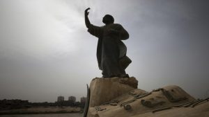 الخيل والليل والبيداء تعرفني