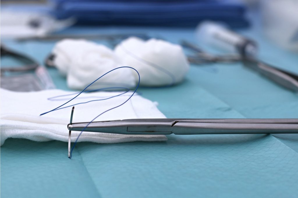 الفرق بين الخياطة التجميلية والخياطه العادية بعد الولادة