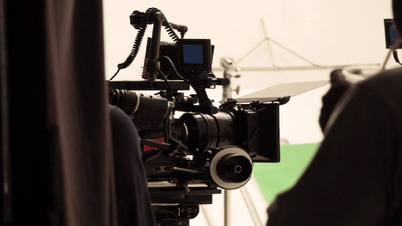 صورة الفرق بين تصوير الفيديو والتصوير السينمائي