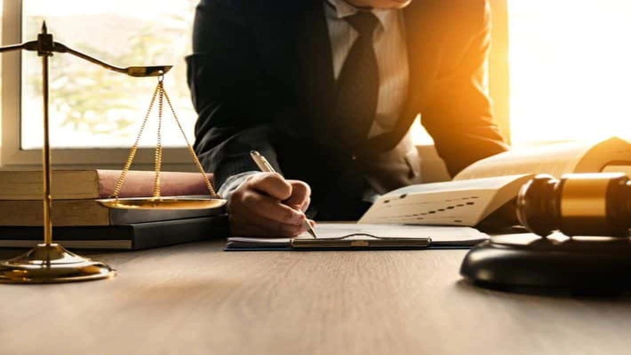 صورة ايجابيات وسلبيات تخصص القانون