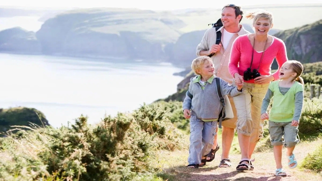 صورة تعبير عن رحلة إلى البحر مع العائلة