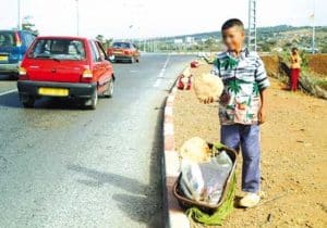 تعبير عن طفل فقير يبيع الخبز