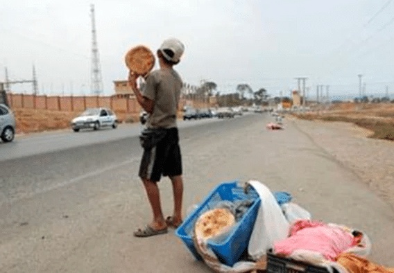 تعبير عن طفل فقير يبيع الخبز