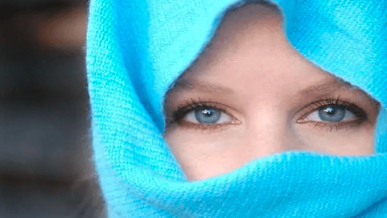 صورة تفسير العيون الزرقاء في الحلم