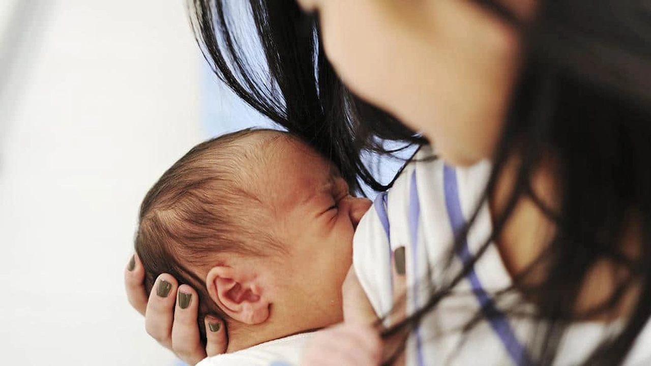 صورة تفسير حلم ارضاع طفل للحامل