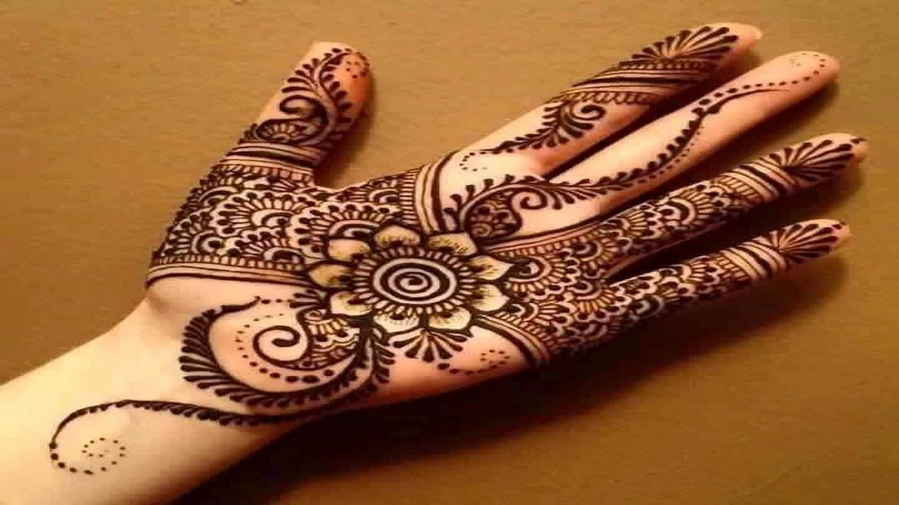 صورة تفسير حلم الحناء في اليد
